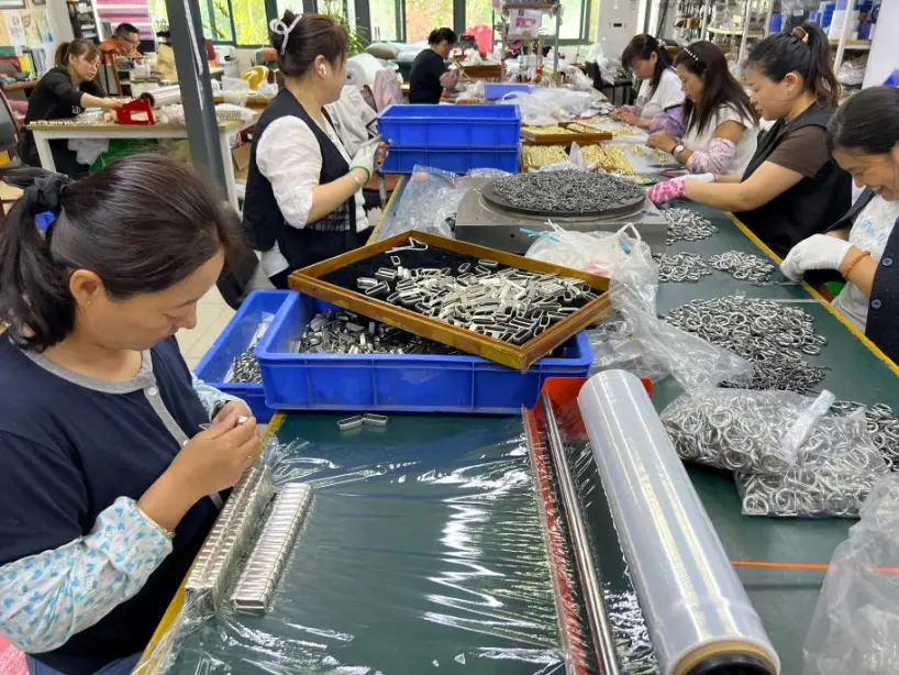 Kunyu Jewelry hoàn thành lô hàng 12.000 bộ dây chuyền và vòng tay Cuba tùy chỉnh tới Bắc Mỹ Kunyu Jewelry hoàn thành lô hàng 12.000 bộ dây chuyền và vòng tay Cuba tùy chỉnh tới Bắc Mỹ